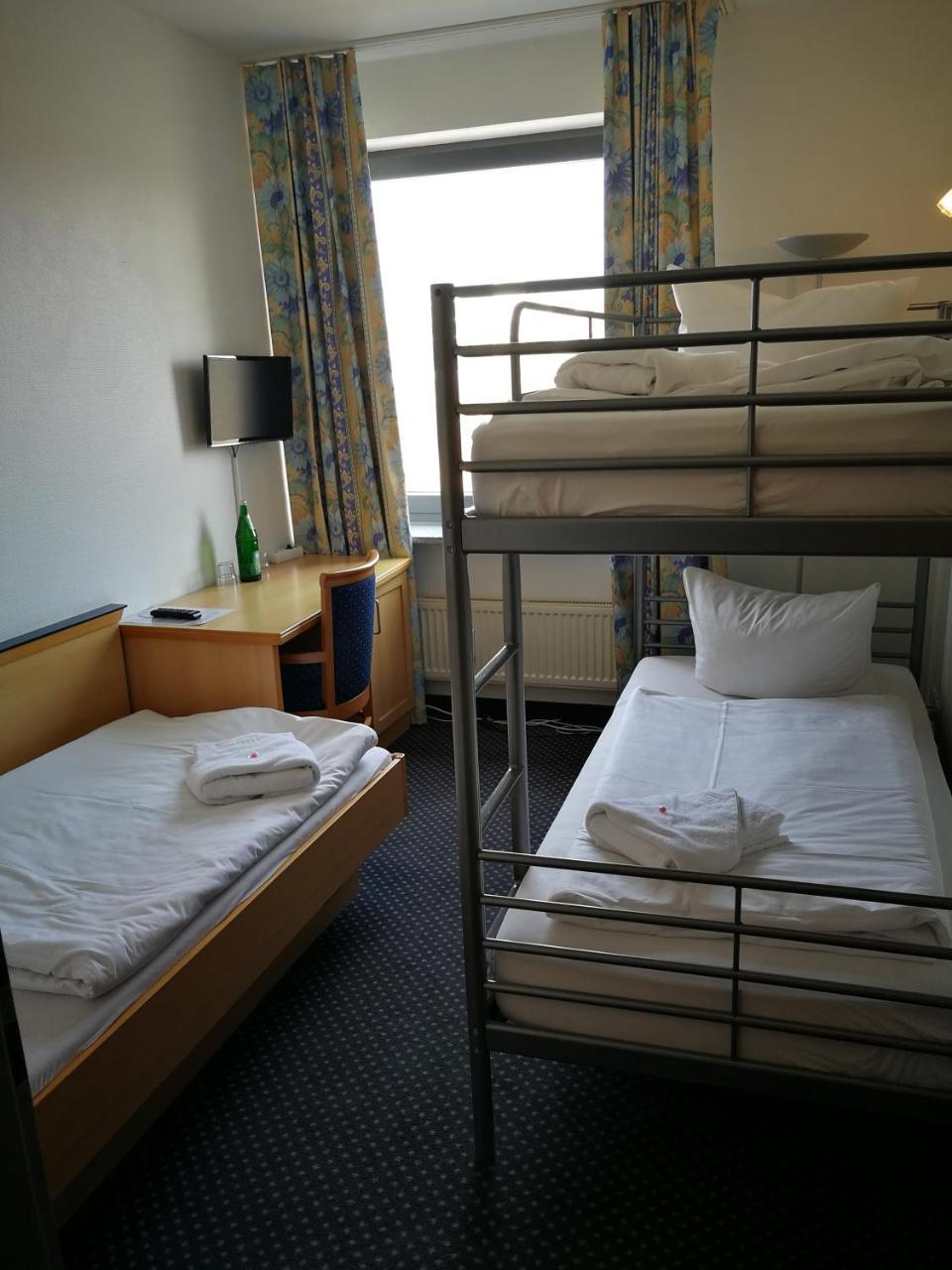 Hotel Near By Laatzen Esterno foto